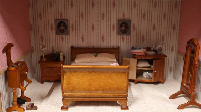 Diorama. Composition miniature, dans une vitrine en bois, vitre e...
