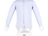 un mannequin blanc sur lequel est posée une chemise bleue