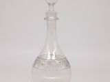 une bouteille en verre transparent munie d'un bouchon