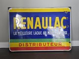 une vieille enseigne en tôle sur laquelle est inscrit « Renauac »