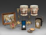 un grand nombre d'objets posés sur une table