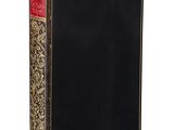 un livre noir aux bords dorés et à la couverture rouge