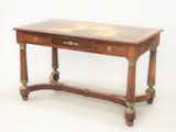 une petite table en bois surmontée de deux tiroirs