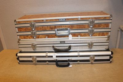 trois valises empilées les unes sur les autres sur une table