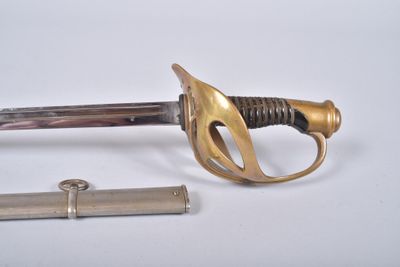 une épée et un briquet posés sur une surface blanche