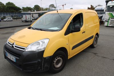 une camionnette jaune garée dans un parking