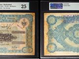 Trois types de monnaie différents sont exposés dans une vitrine.