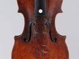 un vieux violon avec un archet sur fond blanc