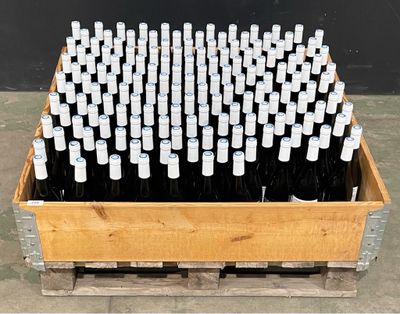 plusieurs bouteilles de vin rangées dans une caisse en bois