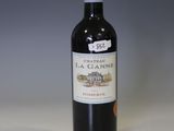 une bouteille de vin posée sur une table