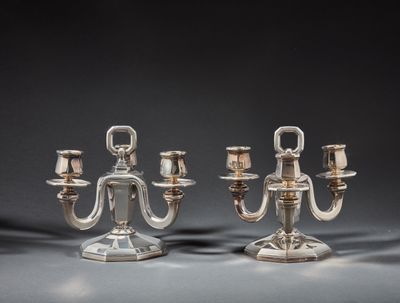 paire de bougeoirs plaqués argent sur socles