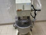 une machine posée sur le sol d'une pièce