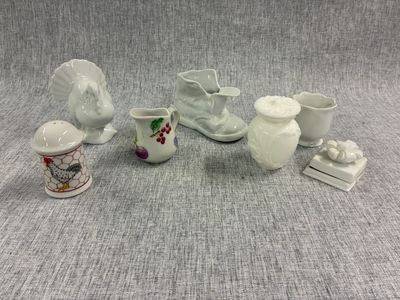 un ensemble d'objets en porcelaine posés sur une table
