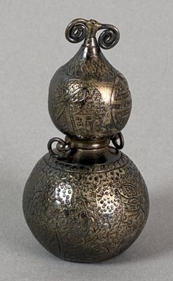 two vases that are sitting next to each other on a table