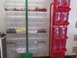 un présentoir de bonbons dans un coin d'un magasin