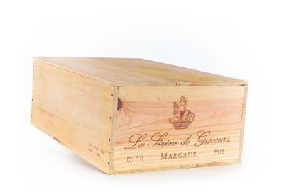 une boîte en bois sur laquelle est apposée une étiquette de vin