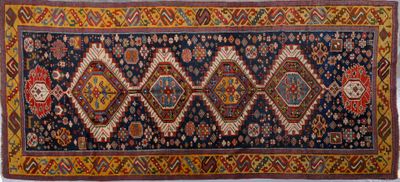 un tapis persan ancien présentant un motif géométrique sur fond bleu
