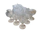 un grand nombre de verres posés sur une table