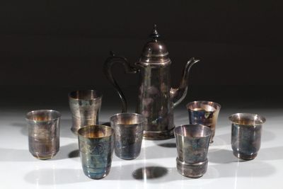 plusieurs tasses et une théière posées sur une table