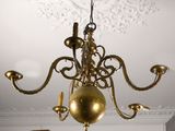 un lustre en or suspendu au plafond d'une pièce