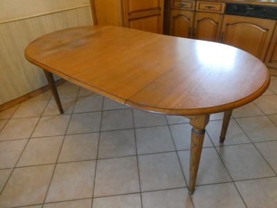 une table placée au milieu d'une cuisine
