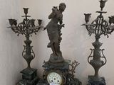 une horloge posée sur une table