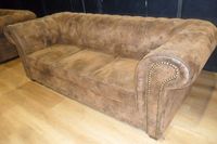 Canapé "Chesterfield" en peau capitonné. (photo 2)