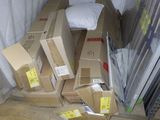 une pile de boîtes posées sur le sol