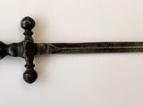 un petit couteau accroché au mur