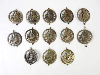 de nombreux types de pendentifs différents sur un fond blanc