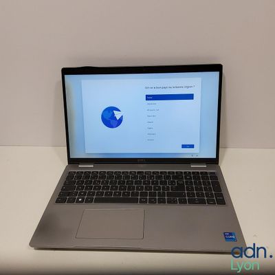 un ordinateur portable posé sur une table