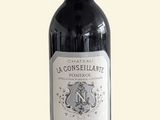 une bouteille de vin posée sur une table