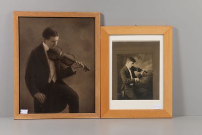 deux photographies encadrées représentant un homme jouant du violon et une femme jouant du violon