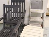 deux chaises et une chaise qui se trouvent dans une pièce