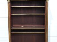 Bibliothèque vitrée en bois et placage d'acajou, ouvrant par… (photo 3)