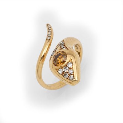 an image of a diamond and gold ring with a cat ' s head