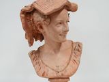 buste en marbre représentant une femme avec un oiseau sur la tête