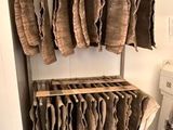 une armoire avec beaucoup de vêtements suspendus dedans