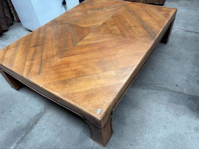 une table basse ornée d'un motif en chevrons
