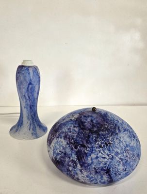 deux vases bleus posés l'un à côté de l'autre sur une surface blanche