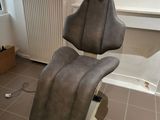 une photo d'un fauteuil dentaire dans une pièce