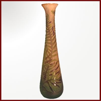 un vase orné d'un motif de fougère sur fond blanc