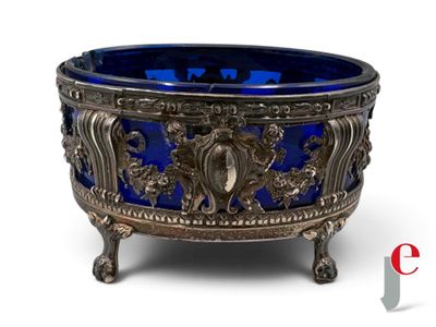 un bol ancien en argent et en verre bleu posé sur un socle