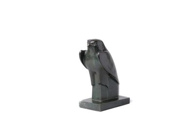 statue d'un hibou posée sur un socle, sur fond blanc