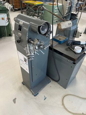 une machine placée au milieu d'une pièce