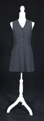 une image d'une robe de mannequin sur un support de mannequin