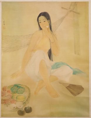 tableau représentant une femme assise sur une plage, un hamac à la main