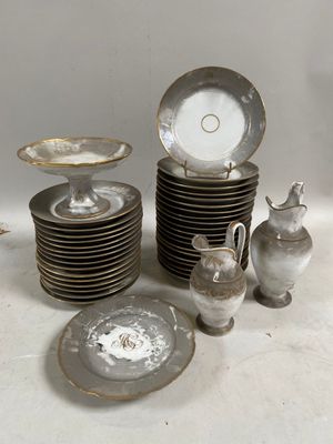 beaucoup d'assiettes et de vases sur la table