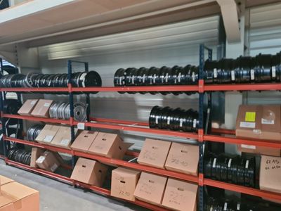 de nombreux cartons et boîtes sur les étagères de l'entrepôt