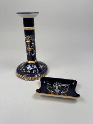 deux vases posés sur une table